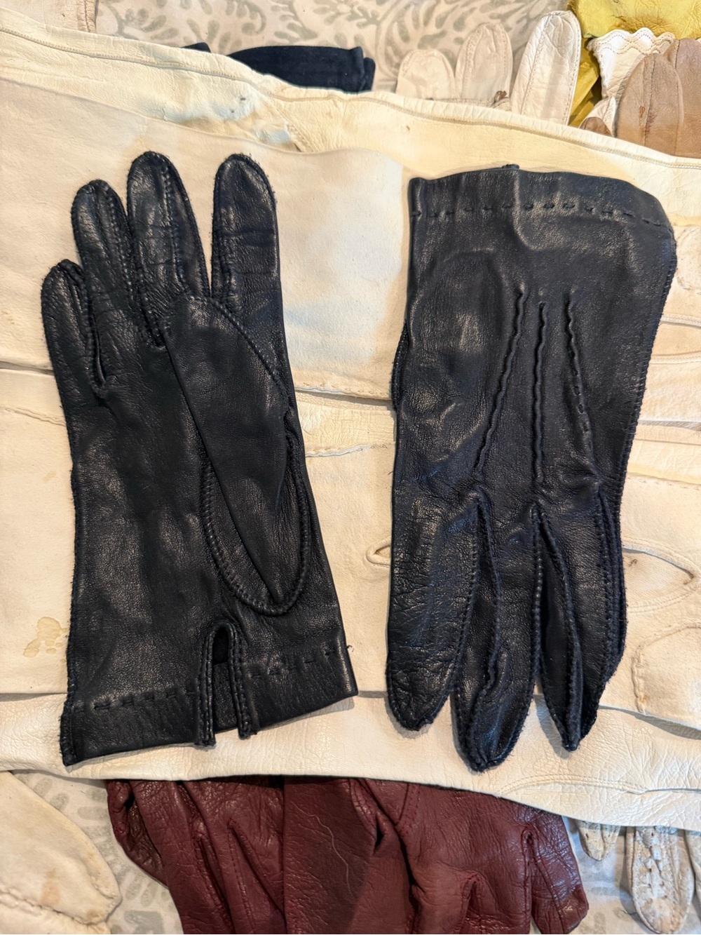 Lot of 17 Antique and vintage Leather long and short gloves - Picture 10 of 10